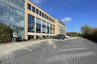 Bureau de 371 m² à louer avec visibilité du R0 à Zellik. L'espace qualitatif à un ascenseur, airco etc. et est situé dans le Exiten business park. Il y a un parking sur le site. Aussi d'autres surfaces possible. Bonne accessibilité grâce au R0 en E40. Pour plus d'infos ou une visite sur lieu 02/420.00.00.