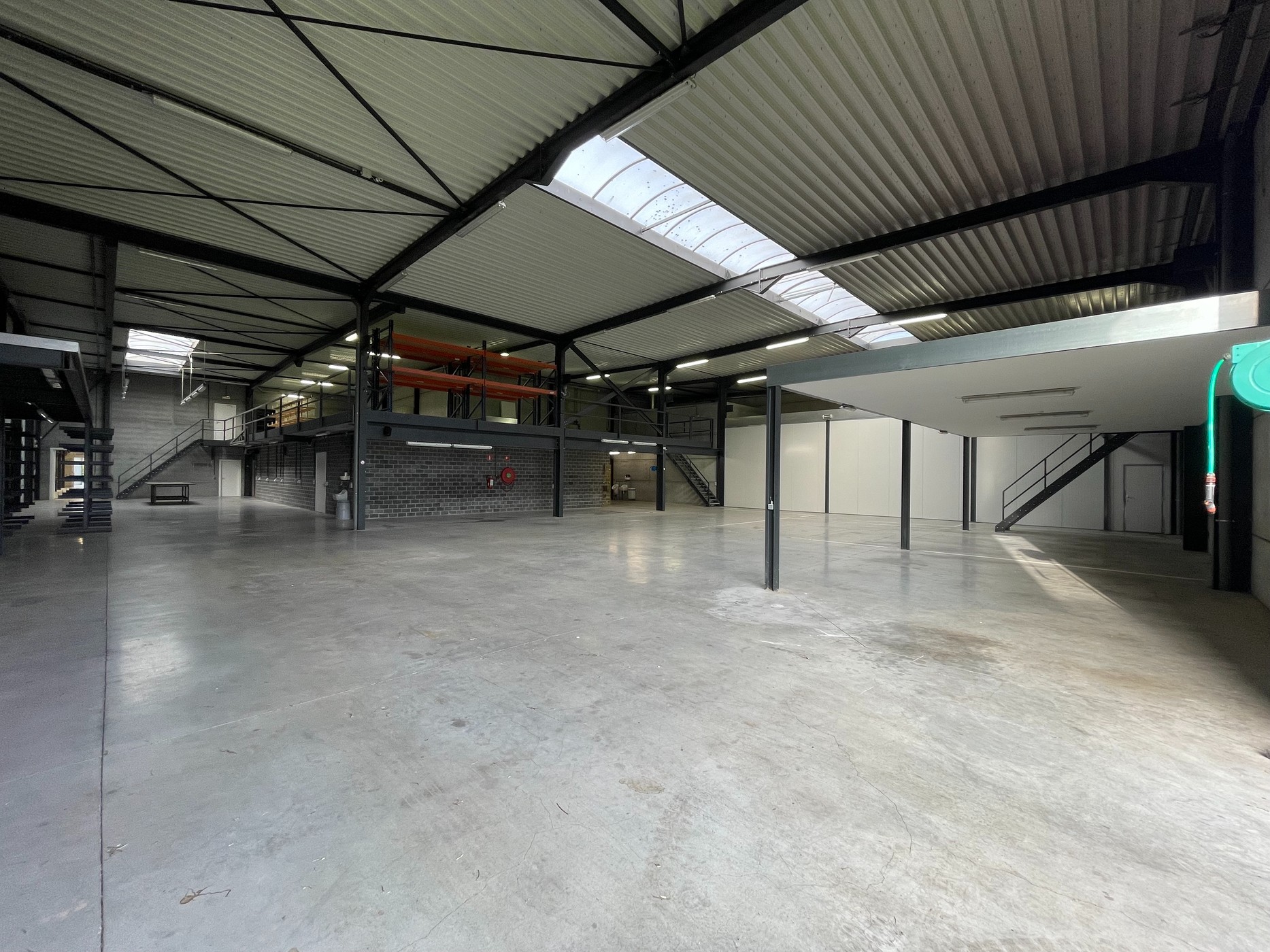 Magazijn van 444 m², mezanine 323m² en een buitenterrein 600m² langs de E17 te Kruisem - foto 4