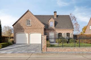 In het landelijke en geliefde Glabbeek bevindt zich deze ruime villa met een bewoonbare oppervlakte van 220 m², gelegen op een mooi perceel van...