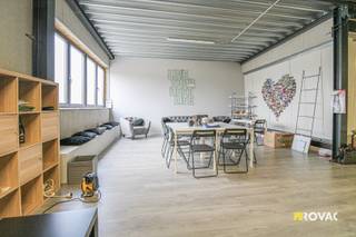 Een polyvalente ruimte op de 1ste verdieping van het gebouw nabij de Rijksweg te Lendelede.De ruimte is bereikbaar via een trappenhal. Geen lift...