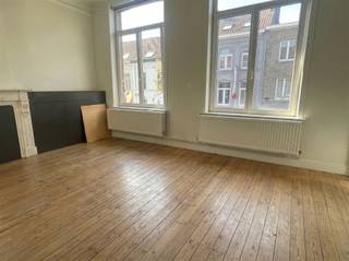 <p><span> </span>Ontdek dit charmante appartement in het centrum van Aalst, perfect voor starters of singles.</p><p>Dit appartement is gunstig gelegen nabij winkels, restaurants en openbaar vervoer.</p><p>Het appartement beschikt over een inkomhal/berging, een ruime leefkeuken en slaapkamer met aansluitende badkamer en toilet.</p><p>Huurprijs bedraagt 730 euro per maand. Geen gemeenschappelijke kosten.</p><p>Beschikbaar vanaf 01/08/2026.</p>