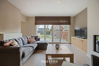 Voor meer info en foto’s, surf naar www.swevers.be – In een rustige, residentiële<br />buurt van Koersel vind je deze instapklare landelijke woning met een bewoonbare<br />oppervlakte van 296 m², verdeeld over drie volwaardige verdiepingen. De woning telt<br />vier ruime slaapkamers, twee badkamers, een bureauruimte en een grote leefruimte<br />met gashaard en zicht op de zuidgerichte tuin. De keuken van 24 m² is perfect<br />geïntegreerd en geeft eveneens uit op de tuin. Inpandige garage, handige berging en<br />ingebouwde vestiaires maken het plaatje compleet. Op de eerste verdieping is er o.a.<br />een master bedroom met dressing, drie kinderkamers met airco, een badkamer én<br />extra doucheruimte. De zolder (49 m²) biedt extra opslagruimte, net als de droge<br />kelder van 184 m². Gebouwd in 2007 en tuinaanleg, tuinberging, gashaard en<br />maatwerkkasten tussen 2010- 2019. Voorzien van 24 zonnepanelen, airco’s,<br />maatkasten en een volledig aangelegde, omheinde tuin op een perceel van 7a80.<br />Gelegen op wandelafstand van winkels, scholen en ontspanning, met vlotte<br />bereikbaarheid. Voor meer informatie, bel 011 255 155. Bron bewoonbare<br />oppervlakte: EPC – verslag.