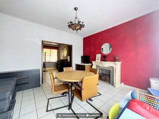 Zoek je een woning met uitzonderlijk veel ruimte, uitbreidingsmogelijkheden én een optie om wonen en werken perfect te combineren? Deze veelzijdige eigendom op een perceel van 660 m² aan de Oosterzelesteenweg 35 in Wetteren biedt het allemaal. Met 270 m² bewoonbare oppervlakte, een voormalige handelszaak aan de straatzijde en een diepe tuin met achteringang is dit de ideale plek voor grote gezinnen, zelfstandigen of wie een praktijk/kantoor aan huis wenst.<br /><br /><strong>​<u>Belangrijkste troeven</u></strong><br /><strong>​*</strong> <strong>Handels- of praktijkruimte</strong>: voormalige kapperszaak aan de voorzijde met een eigen aardgasaansluiting en 3 privé-parkeerplaatsen recht voor de deur.<br /><strong>* Energie &amp; veiligheid:</strong> uitgerust met zonnepanelen, een dubbele thuisbatterij, een laadpaal voor elektrische voertuigen en een Verisure-alarmsysteem.<br /><strong>​* Achterom bereikbare tuin: </strong>tuin van 340 m² die achteraan grenst aan een achterliggende straat, wat de mogelijkheid biedt voor het plaatsen van een privégarage of carport.<br /><strong>​*</strong> <strong>Uitbreidingsmogelijkheden: </strong>vaste trap naar de royale zolderverdieping die al voorzien is van Velux-dakramen — perfect voor extra slaapkamers, een hobbyruimte of een studio.<br /><strong>* Bereikbaarheid:</strong> aan de stadsrand van Wetteren, nabij het op- en afrittencomplex van de E40. Winkelcomplex Frunpark op wandelafstand.<br /><br /><strong>​Indeling van de woning:</strong><br />Via de imposante, grote inkomhal betreed je de woning. Aan de voorzijde bevindt zich de commerciële ruimte (voormalige kapperszaak) met directe toegang vanaf de straat en parkeergelegenheid voor de deur.<br />​Het privégedeelte beschikt over een sfeervolle dubbele woonkamer met een authentieke kachel en een aangrenzende keuken met pelletkachel. Verder vind je op de begane grond een compacte badkamer ingericht met een ligbad en toilet. Er is tevens een droge kelder van 15m²<br />​<strong>Buitenruimte &amp; Bijgebouwen</strong><br />Aan de achterzijde geeft de woning toegang tot een gezellige koer met afdak, een apart buitentoilet en twee praktische stallingen die dienstdoen als wasplaats en berging. Aansluitend ligt de diepe tuin van 340 m². Dankzij de bereikbaarheid via de achterliggende straat rijd je zo naar de achterzijde van jouw perceel.<br /><strong>​Eerste verdieping &amp; Zolder</strong><br />De eerste verdieping telt 4 volwaardige, ruime slaapkamers (momenteel onverwarmd). Via een vaste trap bereik je de zolderverdieping, die dankzij de aanwezige Velux-ramen eenvoudig kan worden afgewerkt tot extra leefruimte.<br /><br /><strong>​</strong>​✅<strong>EPC-score:</strong> 354 kWh/(m² jaar) – <strong>Label D</strong> (geen renovatieverplichting)<br />​✅Zonnepanelen, thuisbatterij, laadpaal, Verisure alarm<br />​​✅Parkeergelegenheid: 3 voorliggende parkeerplaatsen + uitbouwmogelijkheid voor een garage achteraan<br /><br /><br /><strong>Een unieke kans voor zelfstandigen of gezinnen! ​Plan vandaag nog je bezoek en ontdek zelf de veelzijdigheid van deze op te frissen woning!</strong><br />Maak snel jouw afspraak via immo@vastgoed-ff.be, bel <strong>Gunther op 0476/60 67 96</strong> of bel tijdens de kantooruren naar <u><strong>053/21.21.21</strong></u><br /><br /><strong>Weet:</strong> De vermelde prijs is een richtprijs/startprijs. Deze methode geeft jou, als potentiële koper, de kans om op een transparante manier te bieden. Na ontvangst van deze biedingen zal de verkoper beslissen of hij/zij de eigendom verkoopt aan het hoogste bod, de richtprijs is aldus niet bindend voor de verkoper.