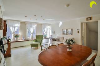 <p><span>Op zoek naar een verrassend ruime woonst met 2 ruime slaapkamers + een kleine kamer op een uitstekende locatie? </span></p><p><span>Deze goed onderhouden duplex bevindt zich in een levendige winkelstraat in Boom, op wandelafstand van winkels, scholen en openbaar vervoer en met een vlotte verbinding naar de belangrijkste invalswegen.</span></p><p><span> </span></p><p><span>Indeling:</span></p><p><span> </span></p><p><span>Het duplex appartement maakt deel uit van een kleinschalig gebouw en beschikt over een volledig private inkom met handige, ingemaakte vestiaire. </span></p><p><span>Op de eerste verdieping bevindt zich een aangename, lichtrijke woonkamer die aansluit op de keuken, uitgerust met voldoende kastruimte en toestellen. </span></p><p><span>Achteraan ligt de slaapkamer met aansluitende badkamer, voorzien van een ligbad. </span></p><p><span>Een apart toilet vervolledigt deze verdieping.</span></p><p><span>De bovenverdieping verrast met heel wat extra ruimte. Hier vinden we een bijzonder ruime kamer, een tweede kleinere kamer met ingemaakte kasten.</span></p><p><span>Ideaal als extra slaapkamer, bureau, hobbyruimte of dressing.</span></p><p><span>Verder is hier nog een ruime berging met aansluiting voor de wasmachine.</span></p><p><span>Tenslotte is er nog een kelder waar zich ook de meters bevinden.</span></p><p><span> </span></p><p><span>De troeven</span><span> op een rijtje:</span></p><p><span><br />- Ruime en praktisch ingedeelde duplex<br />- Kleinschalig gebouw met aparte private inkom en rustige kledingwinkel op het gelijkvloers<br />- Geen maandelijkse gemeenschappelijke kosten dankzij aparte meters<br />- Centrale ligging nabij winkels, scholen, openbaar vervoer en invalswegen</span></p><p><span> </span></p><p><span>EPC: 378 kWh/m² - D-label: géén renovatieplicht!</span></p><p><span>Waterinfo: P-score B - G-score B</span></p><p><span> </span></p><p><span>Voor meer info of een bezoek ter plaatse bel 03/449.42.41 of surf naar www.habicom.be </span></p><p><span>Benieuwd naar de waarde van jouw woning? Check het gratis op www.watismijnhuiswaard.be</span></p><p><span> </span></p>