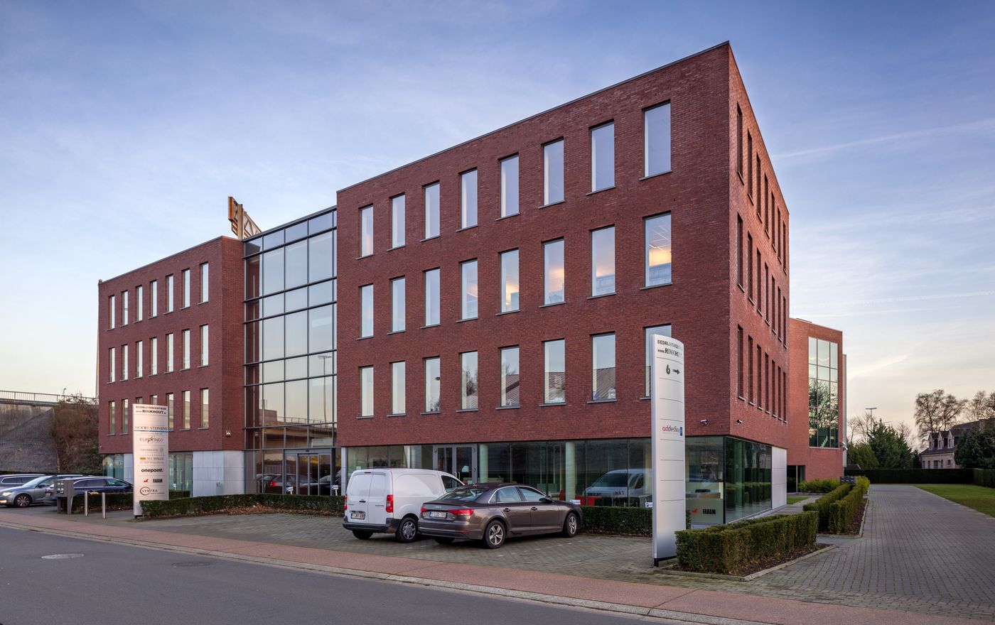 Moderne & instapklare kantoorruimte van 317 m² nabij E17 te Zele - photo 1