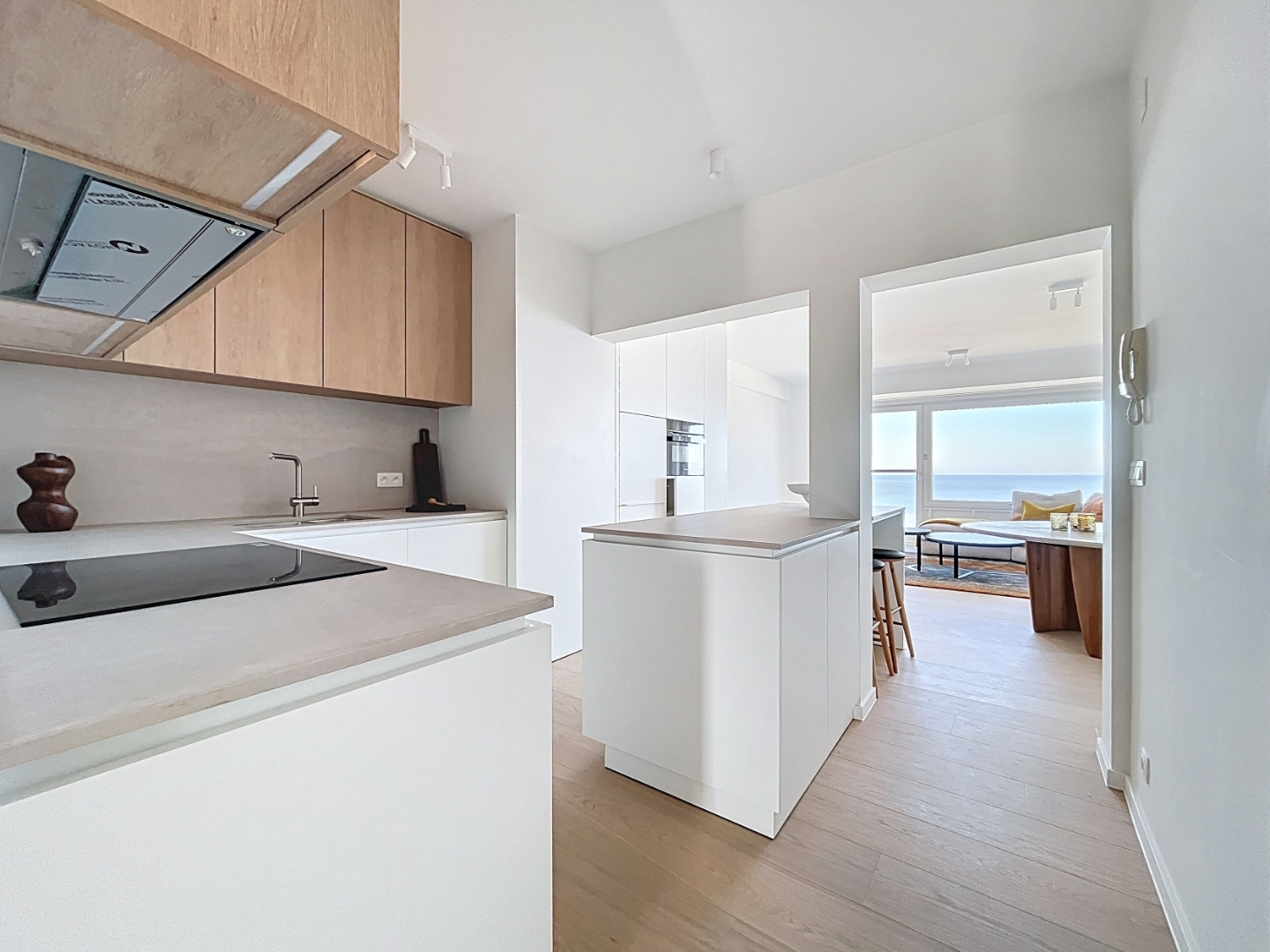 Appartement rénové deux chambres avec vue mer et situation centrale - photo 4