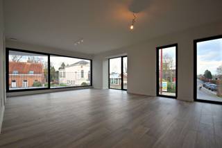 <p><span>Nieuwbouw appartement op de eerste verdieping van ca 81 m², gelegen in het centrum van Kalmthout! Dit appartement is ingericht met een leefruimte en open keuken, 2 slaapkamers, een ingerichte badkamer en een bergplaats. <br />Verder een terras, kelderberging en een carpoort.<br /><br />Topafwerking zoals o.a. vloerverwarming, Ventilatiesysteem D, zonwerend glas, overal draai- kip ramen en deuren, akoestische contact- en geluidsdempende isolatie, E-Peil 38-45, rolstoel toegangkelijk, voorzieningen voor zonneschermen </span></p><p><span> </span></p><p><span>INDELING : Inkomhal - Apart toilet - 2 slaapkamers – 1 Badkamer – Woonkamer met open keuken – Bergplaats – Kelderberging 6 – Zuid West georiënteerd terras (ca 8,6 m²) - Carpoort</span></p><p><span> </span></p><p><span>Maandelijkse vaste kosten bedraagt € 100.</span></p>
