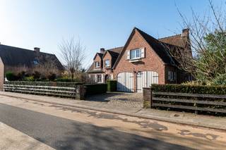 Zéér ruime gezinswoning op een perceel van 1.208m² te Essen-centrum! De kwalitatief stevig gebouwde woonst bevat een riante inkomhal, een...