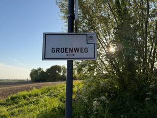 In Bellegem hebben wij unieke bouwgronden. De percelen hebben allemaal vrij zicht op agrarisch gebied. Je kijkt op velden in de vallei en Bellegembos. De gronden liggen aan de rand van het dorp, maar ook vlot naar het Kennedypark, het Az ziekenhuis en de autosnelweg.
Het perceel heeft een mooie bouwbreedte. Alle nutsleidingen zijn aanwezig. Er is geen bouwverplchting, je bouwt wanneer je wil en met wie je wil.
Achterliggend is een grotere groenzone die eigendom is van de 10 bouwkavels. Dit is een extra onbebouwbare groen vlakte waar ook ruimte is voor water.