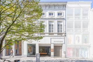 In het hart van de Stationsstraat, midden in de winkelzone van Sint-Niklaas, bevindt zich dit karaktervolle handelspand/burgershuis met een...