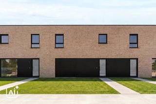 Droom jij van een instapklare nieuwbouwwoning waar je meteen kunt genieten? In de Kanaalstraat in Ingelmunster vind je deze halfopen woning. Hier woon je in alle rust aan het water, terwijl winkels, scholen en het station nooit veraf zijn. De ideale plek voor wie comfortabel wil wonen op een centrale locatie in het hart van Ingelmunster.
Lot 1 is volledig afgewerkt, met een kwalitatieve keuken, badkamer en vloerafwerking, en beschikt over 3 slaapkamers, een lichtrijke leefruimte en energiezuinige technieken. Verhuizen, uitpakken en genieten: meer hoef je niet te doen.
Of je nu jouw eerste woning koopt, een jong gezin bent of op zoek bent naar een interessante vastgoedinvestering: deze instapklare woning combineert comfort, kwaliteit en gebruiksgemak op een toplocatie in Ingelmunster.
Benieuwd? Contacteer ons vandaag en plan je bezoek in.