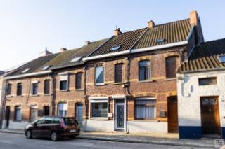 Deze knusse en energiezuinige woning is gelegen in een rustige straat, op wandelafstand van het centrum van Ronse. Een ideale starterswoning of interessante investeringsopportuniteit.<br />Indeling: <br />Op het gelijkvloers bevindt zich een mooie, volledig ingerichte keuken en een gezellige leefruimte met directe toegang tot het terras en de tuin.  Op de eerste verdieping vindt u een ruime badkamer en een grote slaapkamer.<br />De tweede verdieping beschikt over twee bijkomende slaapkamers.rs. <br /><br />Troeven: <br />Gunstig EPC - LABEL B  108kWh/m2<br />Centrale verwarming op gas (condenstatieketel)<br />Aircotoestellen (warm/koud)<br />Zonnepanelen<br />Ideale investering!<br /><br />Interesse? Contacteer Jens 0488 98 13 30 of jens@immoboss.be <br /><br /><br /> 