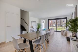 <p><span>Maison neuve de 4 chambres à 6 % de TVA !</span></p><p><span> </span></p><p><span>Vous recherchez une maison bien située ? Alors celle-ci vaut vraiment le détour. </span></p><p><span> </span></p><p><span>Cette maison a été construite, avec 25 autres, pour les personnes à la recherche d'un logement exclusif offrant un excellent confort de vie.</span></p><p><span> </span></p><p><span>Dans ce projet, 25 logements ont déjà été vendus et celui-ci est le dernier que nous pouvons vous proposer à la vente.</span></p><p><span> </span></p><p><span>Pourquoi choisir ce logement ?</span></p><p><span>- C'est la dernière disponible dans le projet</span></p><p><span> </span></p>
