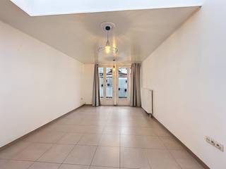 Cette maison de deux chambres avec une cour confortable est située dans le Brunaustraat à Sint-Amandsberg. Cette maison est située à 10 minutes...