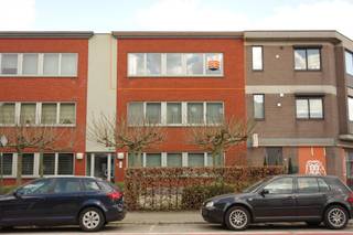 Het appartement is gelegen op de tweede verdieping en is bereikbaar met de lift. Indeling: een inkomhal met kastenwand en gastentoilet, een woon- en eetkamer 37m² op parket en aansluitend een halfopen ingerichte keuken 8m² voorzien van een oven, koelkast en een vaatwasser. 2 slaapkamers op parket 15m² en 16m², een badkamer met een ligbad, een aparte douche, een dubbele lavabo en aansluiting voor een wasmachine en een droogkast. Het terras 10m² heeft een afsluitbare opbergruimte. Op het gelijkvloers bevindt zich de garagebox met voorziening van elektriciteit en water. Het eigendom is zeer gunstig gelegen, nabij talrijke winkels en invalswegen en op een boogscheut van het openbaar vervoer.
