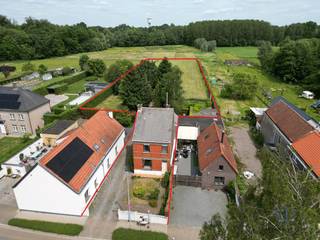 Deze eigendom geniet een unieke ligging op "Kwenenbos", vlakbij het schooltje in de Sint-Elooistraat en op een boogscheut van het Rotarybos en...