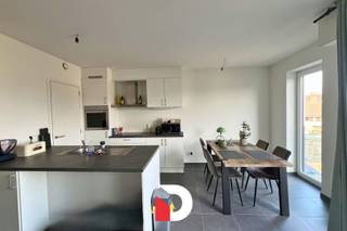 BEZOEKMOMENT VOLZET! Recent appartement uitstekend gelegen te Sint-Andries nabij de expresweg en verschillende handelszaken. Het appartement beschikt over een inkom, apart toilet, leefruimte met open ingerichte keuken, berging met plaats voor wasmachine, badkamer met inloopdouche en lavabo, 2 slaapkamers, autostaanplaats in de huurprijs inbegrepen. Gemeenschappelijke kosten: € 60/maand. EPC: 50 kWh/m², label A. Reserveer uw afspraak eenvoudig online via onze website: www.delbecque.immo.