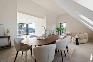 <p>Stijlvolle <strong>penthous</strong>e met <strong>terras van ca. 75m² </strong>in het centrum van <strong>Hoogstraten!</strong><br /><br /><strong>Tijdelijke actie:</strong> bij aankoop van dit luxe appartement krijgt u maatwerk kasten gratis, een voordeel van ca 30.000 euro!<br /><br /><strong>Penthouse A3.1 ligt op 3e verdieping</strong> en omvat:<br />- Inkomhal -<strong> lift komt rechtstreeks uit in de penthouse </strong><br />- Ruime leefruimte met open keuken<br />- Berging aansluitend aan de keuken<br />-<strong> 3 slaapkamers</strong><br />- Badkamer<br />- Separaat toilet<br />- Techniekruimte<br />- Groot leefterras<br /><br />het project wordt tot in de puntjes afgewerkt en houdt rekening met de hedendaagse architectuur, energienormen, maximale privacy en een aangename, groene omgeving.<br /><br />De afwerking van de woongelegenheden kiest u volledig zelf conform de budgetten opgenomen in het lastenboek.<br /><br />Voor meer informatie kunt u contact opnemen met saidja.de.vrij@deboerenpartners.be van ons kantoor te Hoogstraten.</p>
<p></p>