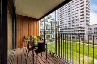 Wonen op het stijlvolle Nieuw Zuid in Antwerpen? Ontdek dit instapklare appartement op de 2de verdieping van Palazzo Verde — een meesterwerk van de wereldberoemde Italiaanse architect Stefano Boeri. <br /><br />Dit groenste gebouw van België beschikt over 3 exclusieve daktuinen en een serene binnentuin van 360 m². Dit appartement combineert architecturale klasse, energiezuinig wonen en maximaal wooncomfort op een absolute toplocatie.<br /><br />Via de inkomhal met apart gastentoilet betreedt u de lichtrijke leefruimte. De open, volledig uitgeruste keuken geeft direct toegang tot het eerste terras van 14m². Verder beschikt het appartement over een praktische berging, twee comfortabele slaapkamers en een stijlvolle badkamer voorzien van een inloopdouche en dubbele lavabo. Beide slaapkamers geven uit op een eigen terras, waardoor u in totaal van maar liefst drie ruime terrassen geniet. In het gebouw is tevens een gemeenschappelijke fietsenstalling aanwezig.<br /><br />Troeven:<br />Iconische architectuur van Stefano Boeri op een absolute toplocatie in Antwerpen. <br />Uitzonderlijk veel buitenruimte dankzij 3 privéterrassen en gedeelde daktuinen. <br />Momenteel verhuurd – ideaal als waardevolle investering of voor eigen bewoning op termijn. <br /><br />Interesse of een bezoek inplannen?Contacteer Sebastiaan via 0494/64.44.04 of sebastiaan@hintjens.eu voor meer info of een afspraak.