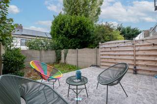 Zin in een volledig vernieuwd appartement waar je meteen kan intrekken? Dan is dit gelijkvloerse pareltje in Mortsel helemaal jouw ding.Je komt...