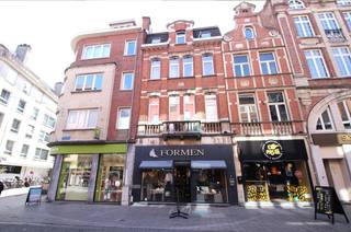 Dit commercieel zeer goed gelegen handelspand met zijn knappe, brede gevel (van meer dan 6m) is gelegen in de Diestsestraat, bijna op de hoek met...