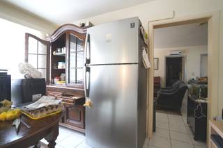 Dit gebouw heeft van bij constr1995 3 appten met elk 2 slpk, buitenruimte &amp; garage. Verhuurd aan 3 gezinnen. De huren (elk ca 650,-) mogen gerust hoger. <br />Verwarm. is elektrisch wat het gebouw renovatieplichtig maakt voor glv (E) en 2e (F). Plaats zonnepanelen, dan kom je overal onder D. Gas wordt verboden, hou het elektr. dus, maar vervang stapsgewijs de convectoren dr airco's. El op het 1e is conform.<br />Deze feitelijke verdeling bestaat reeds 30 jaar, UITSTEKENDE OPBRENGST ,&gt;6%!<br />Je kan ook zelf 1 appt als 1e huis gebruiken en met de 2 andere inkomsten je lening afbetalen...