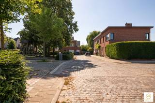 <p><span>Uiterst charmante HOB op een prima ligging in de residentiële en gegeerde Elsdonkwijk tov een speelplein. Lichte leef-en eetruimte op origineel parket, open ingerichte eetkeuken met doorgang naar de zonnige L-vormige tuin rondom de woning. </span></p><p><span>Op verdieping treffen we de hoofdslaapkamer + 2extra kamers aan de achterzijde met inbouwkasten. Badkamer met douche en ligbad. Volledig onderkelderd!</span></p><p><span>Op te frissen toestand! Een aanrader !</span></p><p><span> </span></p>