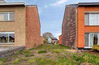 Te koop: bouwgrond voor gesloten bebouwing in Leest, gelegen aan Dorpstraat, op een rustige en residentiële locatie. Deze zeldzame bouwgrond biedt...