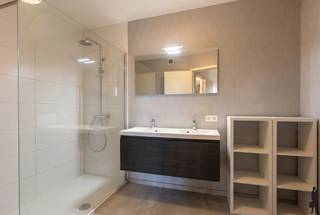 Welkom in dit aangename gelijkvloerse appartement, ideaal gelegen op een steenworp van het gezellige centrum van Hoogstraten. Hier geniet u van alle dagelijkse voorzieningen binnen handbereik, terwijl u toch thuiskomt in een rustige en comfortabele woonomgeving.<br /><br />Bij het betreden van het appartement wordt u verwelkomd in de inkomhal die toegang geeft tot de verschillende leefruimtes. De lichtrijke leefruimte met open keuken vormt het hart van de woning en biedt een aangename plek om te ontspannen, te koken en gezellig samen te zijn. Dankzij de praktische indeling geniet u hier van een optimaal ruimtegevoel.<br /><br />Verder beschikt het appartement over twee volwaardige slaapkamers, een verzorgde badkamer, apart toilet en een ruime berging die zorgt voor extra comfort en opbergruimte. Aan de achterzijde bevindt zich een tuin met terras waar u in alle rust kunt genieten van een kop koffie, een gezellige barbecue of een zonnige namiddag.<br /><br />Als extra troef zijn er 2 staanplaatsen inbegrepen, zodat u steeds over een parkeerplaats beschikt.<br /><br />Met winkels, horeca, scholen, openbaar vervoer en het bruisende centrum van Hoogstraten op korte afstand, combineert deze eigendom een uitstekende bereikbaarheid met comfortabel wonen.<br /><br />De maandelijkse gemeenschappelijke kosten bedragen € 100.<br /><br />Bent u op zoek naar een verzorgd appartement op een centrale locatie in Hoogstraten? Dan nodigen wij u graag uit om deze eigendom zelf te ontdekken.