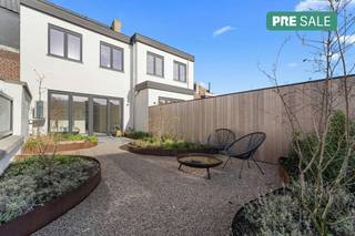 Prachtig huis te koop in hartje Ieper. Deze magnifieke woning beschikt over 4 slaapkamers en 3 badkamers. De woning is volledig vernieuwd in 2025 en geniet van de modernste technieken. Er is een leuke buitenruimte op het gelijkvloers en op de eerste verdieping. De woning wordt energiezuinig verwarmd met vloerverwarming op warmtepomp. Gelegen in de Stuersstraat 51 op wandelafstand van de Grote Markt, de vestingen en het station.INDELINGGelijkvloers: Ruime inkomhal - berging - apart toilet - lichtrijke woonkamer met open keuken, voorzien van alle toestellen en eiland - aangrenzende berging - stadstuin met terras en trap naar het zonneterras op de eerste verdieping.Eerste verdieping: Nachthal met toilet - master bedroom met verbinding naar het terras - dressing/bureaukamer - badkamer met lavabomeubel, ligbad en inloopdouche.Tweede verdieping: Nachthal met toilet - twee mooie kamers met elk hun eigen badkamer, voorzien van lavabomeubel en douche.Derde verdieping: Ingerichte zolderkamer die kan dienst doen als bureau of slaapkamer.Verder heeft dit huis te koop nog een ruime praktische kelder.TROEVEN- Kwalitatief en tot in de puntjes gerenoveerd! - Zonnepanelen en warmtepomp- 4 slaapkamers en 3 badkamers - Bovenverdiepingen voorzien van airco/warmtepomp - Centrale ligging in Ieper - Zuidelijke oriëntatie van de tuin en dakterrasDe eigendom wordt aangeboden via de Pre-sale formule. Van 06/12/2025 om 10:00 tot 12/12/2025 om 18:00 kan u de woning op afspraak komen bezichtigen en een bod uitbrengen. De vermelde prijs is een instelprijs. Voor meer info, gelieve contact op te nemen met de dossierverantwoordelijke.