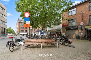<p>Nous vous offrons une opportunité de rendement située sur Kapucijnenvoer à Louvain, à côté du célèbre Saint-Raphaël, à la jonction avec la Brusselsestraat. Ce site est actuellement très connu pour ses constructions révolutionnaires et surtout pour ses constructions d'avenir. Acheter à cet endroit signifie donc investir dans un quartier vivant, plein de renouveau et équipé de tout ce dont on a besoin dans le centre-ville de Louvain. La propriété elle-même est entièrement louée avec un commerce prospère au rez-de-chaussée et 3 studios à l'étage, ce qui signifie que vous bénéficiez d'un revenu locatif immédiat. Loyer mensuel net 3625,- EUR - 3,96% de rendement net. </p><p><span><strong>Plus d'informations ou simplement une visite sur place ? Avec plaisir ! Contactez notre expert en investissement immobilier Jacky : </strong></span><span><strong>jacky@connect-immo.be</strong></span><span><strong> - 0495 53 46 49. </strong></span></p>