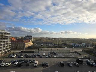 Dit appartement met open zicht bevindt zich op een gunstige ligging op het Ijslandplein, meteen aan het strand van Oostduinkerke-bad en op wandelafstand van de winkels en het openbaar vervoer.<br />Indeling: lichtrijke woonkamer met zongericht terras, open keuken, apart toilet, badkamer, twee slaapkamers en inclusief 2 kelderbergingen.<br />In het gebouw is er een gemeenschappelijke fietsenberging en een gemeenschappelijke binnenzwembad aanwezig.