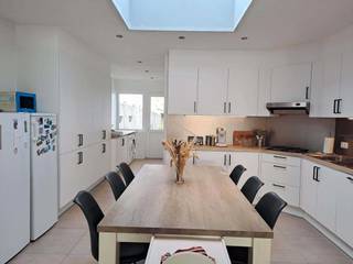 TE KOOP centrum POPERINGE: Sint-Bertinusstraat 143Grondoppervlakte 201m²Bewoonbare oppervlakte 148m²Bestaande uit:Gelijkvloers:- Inkom- Ruime living...