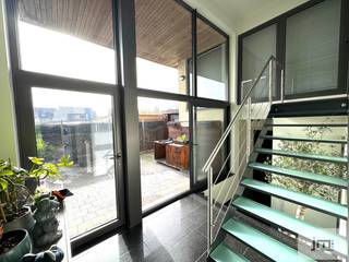 Bent u op zoek naar een stijlvolle, instapklare woning met een uitstekende ligging? Deze moderne bel-étage in Lanaken combineert comfort, ruimte en functionaliteit met een vlotte verbinding naar Maastricht en alle voorzieningen.<br /><br />Voor meer informatie of om een bezichtiging in te plannen, kan u steeds contact opnemen met Niels via 0473 39 44 39.<br /><br /><strong>Gelijkvloers</strong><br />U wordt verwelkomd in een lichtrijke inkomhal. Op dit niveau bevindt zich een ruime inpandige garage met werkput, een praktische berging en een apart gastentoilet. Via de hal bereikt u het gezellige terras met tuinhuisje, ideaal om in alle rust te genieten van het buitenleven.<br /><br /><strong>Eerste verdieping</strong><br />Hier bevindt zich de gezellige leefruimte, die afzonderlijk is ingericht voor extra rust en privacy, maar toch in open verbinding staat met de eetkamer. De ruime eetkamer sluit dan weer naadloos aan op de volledig geïnstalleerde open keuken, perfect voor gezellige familiemomenten en etentjes met vrienden.<br /><br /><strong>Tweede verdieping</strong><br />De nachthal geeft toegang tot drie volwaardige slaapkamers. De master bedroom beschikt over een aansluitende dressing. Twee slaapkamers zijn uitgerust met airconditioning voor optimaal comfort.<br />De stijlvolle badkamer is voorzien van een lavabo, ligbad, inloopdouche en toilet. Daarnaast is er nog een praktische zolderruimte voor extra opslag.<br /><br /><strong>Extra troeven</strong><br />✔ Carport naast de woning<br />✔ Inpandige garage met werkput<br />✔ Airconditioning in 2 slaapkamers<br />✔ Terras met tuinhuis<br />✔ Energiezuinige en hedendaagse afwerking<br />✔ Rustige ligging nabij Maastricht<br /><br />Deze woning biedt het perfecte evenwicht tussen comfortabel wonen en een strategische ligging. Ideaal voor gezinnen of koppels die op zoek zijn naar kwaliteit en bereikbaarheid.<br /><br /><span>*De vermelde oppervlaktes zijn indicatief. JM Vastgoed kan niet verantwoordelijk gesteld worden voor de juistheid van de verstrekte gegevens.</span><br /> 