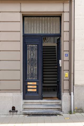 Locatie
Dit appartement geniet van een uitstekende ligging in een rustige straat, op wandelafstand van de Bredabaan met diverse winkels, supermarkten en horecazaken. Openbaar vervoer (tram en bus) bevindt zich vlakbij en zorgt voor een vlotte verbinding met Antwerpen-centrum en omliggende gemeenten. Scholen, kinderopvang en dagelijkse voorzieningen zijn eveneens in de onmiddellijke omgeving aanwezig. Daarnaast ligt het Gemeentepark Merksem op korte afstand, ideaal voor ontspanning in het groen.
Indeling
Je nieuwe thuis bevindt zich op de tweede verdieping van een charmant gebouw met slechts drie units. Je betreedt het appartement via de inkomhal met authentieke elementen. Via de recent vernieuwde veiligheidsdeur (2025) kom je in de woonkamer, die is voorzien van een ingemaakte kastenwand en daardoor enorm veel opbergruimte biedt.
De open keuken sluit naadloos aan op de leefruimte en is uitgerust met alle toestellen, waaronder een ingebouwde koelkast (2025), elektrische kookplaat, dampkap, oven (2025) en vaatwasser (2026).
De badkamer werd volledig vernieuwd en beschikt over een moderne regendouche, een wastafelmeubel en een toilet. Daarnaast is er ook aansluiting voorzien voor een wasmachine en droogkast.
De ruime slaapkamer biedt meer dan voldoende plaats voor een dubbel bed en een grote kast. Tot slot is er nog een ruime kelderberging aanwezig.
Troeven
✔ Instapklaar & goed onderhouden
✔ Nabij openbaar vervoer, winkels, scholen
✔ Gunstige EPC-score (C)
✔ Elektriciteit conform
✔ Individuele meters
✔ Vlotte verbinding naar de E313 en Antwerpse Ring
Technisch
Het appartement bevindt zicht in een super charmant authentiek gebouw. U verwarmt uw appartement met een individuele cv-ketel op gas van het merk Vailant (2012).
Het appartement is voorzien van houten ramen met hoogrendementsglas. Het dak werd ook reeds vernieuwd en geïsoleerd (2014) en u heeft ook een parlofoon. Het appartementsgebouw heeft aparte meters voor gas, elektriciteit en water. Zo betaalt u alleen wat u verbruikt.
Koopt u als enige en eerste woning? Dan geniet u van het verlaagde tarief van 2% verkooprechten.Bent u reeds eigenaar? Verkoop uw eerste eigendom binnen de 2 jaar en profiteer alsnog van deze gunstmaatregel. Voor meer informatie of een gratis waardebepaling van uw vastgoed kan u een aanvraag invullen op onze website of even bellen op het nr. 03/345.88.99.