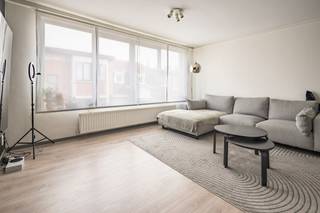 <p>Op de gelijkvloers van dit volledig gerenoveerd kleinschalig appartementsgebouw op de Salvialei bevindt zich dit instapklare appartement. Dankzij de recente totaalrenovatie in 2024 geniet u hier van modern comfort, lage gemeenschappelijke kosten en een aangename woonomgeving op de grens van Merksem en Schoten, aan den Deuzeld. <br />Enkele pluspunten: <br />+ Zuid-West tuin van 120m2! <br />+ Volledig gerenoveerd gebouw met lage kosten! <br />+ Instap klaar appartement <br />+ Gegeerde wijk, grens Merksem tegen Schoten <br /><br />Dit appartement verwelkomt u in een aangename en lichtrijke leefruimte, waar de grote ramen met rolluiken zorgen voor een veel natuurlijk licht. De ruimte is afgewerkt met een verzorgde laminaatvloer en sluit aan op de grote keuken. Deze keuken is voorzien van een gasvuur en geef toegang tot de Zuid-West tuin van 100m2! Verder beschikt het appartement over een ruimte met de wasmachine en droogkast die inbegrepen zijn! <br />Vervolgens een moderne badkamer met inloopdouche, lavabomeubel en hangwc. Achteraan bevindt zich de ruime slaapkamer van 13 m², die doorgeeft tot nog een even grote ruimte met een 2de apart toilet, echter staan deze niet mee op de originele vergunning/onvergund is. Achter de slaapkamer kan u genieten van de Zuid-West georiënteerde tuin van 120m2 dewelke geniet van meerdere terrassen, veel groen en veel privacy!<br /><br />Tot slot geniet u hier van een uitstekende bereikbaarheid dankzij de nabijheid van tram 2 en 3, waarmee u zich vlot naar het centrum van Antwerpen verplaatst. Gelegen in de gegeerde wijk Merksemheide, op de grens met Deuzeld in Schoten, woont u hier in een rustige en aangename buurt met alles binnen handbereik.</p>