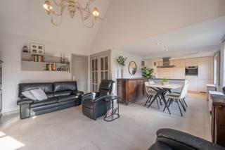 Deze instapklare en gemeubelde vakantiewoning is gelegen in het aangename Park Zeewind 1 te Bredene, op korte afstand van het openbaar vervoer, winkels, het strand en de zee.<br /><br />Het domein biedt tal van recreatieve faciliteiten, waaronder een verwarmd zwembad, tennisbanen, een voetbalveld en verschillende speelpleinen. Bovendien beschikt de woning over een private, zuidgerichte tuin met tuinberging en een eigen parkeerplaats op het domein.<br /><br />Op het gelijkvloers bevindt zich de inkomhal, een gezellige woonkamer met eetplaats en een aansluitende, volledig geïnstalleerde open keuken met praktische berging. Verder zijn er een apart toilet, een badkamer uitgerust met ligbad/douche en wastafel, en een eerste slaapkamer. Op de eerste verdieping bevindt zich de nachthal met ingemaakte kasten, evenals de tweede slaapkamer.<br /><br />Zonnepanelen en thuisbatterij aanwezig. Verwarming op elektriciteit. Conforme keuring. Asbest-veilig woning.<br /><br />Dankzij de praktische indeling, de zonnige tuin en de vele faciliteiten op het domein vormt deze vakantiewoning de ideale uitvalsbasis om volop te genieten van een ontspannen verblijf aan de Belgische kust. Geen domicilie mogelijk.<br /><br />Renovatieplicht van toepassing.<br /><br />Voor meer informatie of een bezoek ter plaatse aarzel niet en bel Gaëlle op het nummer 0479 17 17 17