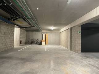 Deze ondergrondse staanplaatsen zijn gelegen op niveau -1 binnen residentie ROAN (te bereiken met autolift). Deze residentie geniet van een...