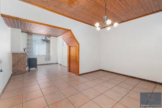 <p>De ligging is de ideale combinatie van een groene omgeving (de Assebroekse Meersen met z'n vele wandelpaden) en een vlotte verbinding met centrum Brugge, verbindingswegen naar E40 en E403.</p>
<p>De woning is ingedeeld in:<br />Gelijkvloers: Inkomhal, leefruimte met zithoek en eetplaats, keuken, badkamer en achterdeur naar tuin.<br />Eerste verdieping: 2 ruime slaapkamers waarvan 1 met doorgang naar zolderverdieping.<br />Tweede verdieping: bergzolder te bereiken via vaste trap. Mogelijkheid tot 3<sup>de</sup> slaapkamer.</p>
<p>Buiten: rechtstreekse toegang naar de straat, terras, achtertuin en verschillende aanbouwen.</p>
<p>Van deze te moderniseren woning op centrale locatie uw nieuwe thuis maken?</p>
<p>Contacteer Bonne Vastgoed 7 op 7 voor meer info op 0468/10.40.40 of info@bonnevastgoed.be</p>