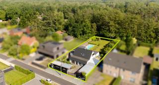 Ben je op zoek naar een vrijstaande villa met veel ruimte, privacy en een prachtige buitenbeleving? Dan is deze eigendom in de Voorthoek zeker een bezoek waard. Met een perceel van maar liefst 1.540 m², vier slaapkamers, twee badkamers en sauna biedt deze woning alles voor comfortabel wonen.<br /><br />Bij het binnenkomen word je verwelkomd in de ruime leefruimte, die dankzij de open indeling mooi aansluit op de volledig uitgeruste keuken. De keuken beschikt over een ontbijthoek en bied net zoals de leefruimte prachtig zicht op de tuin. Op het gelijkvloers bevindt zich bovendien een slaapkamer met ensuite badkamer, uitgerust met een douche. Verder is er nog een gastentoilet en een praktische berging met aansluitingen voor wasmachine en droogkast.<br /><br />Op de eerste verdieping bevinden zich nog drie ruime slaapkamers en een tweede badkamer, waardoor de woning perfect geschikt is voor een gezin of voor wie graag extra kamers ter beschikking heeft.<br /><br />Buiten is het volop genieten in de zuidgerichte tuin. Het zonnige terras, het zwembad, de buitenbar en de sauna creëren samen een echte vakantiesfeer in eigen tuin. Bovendien werd de warmtepomp van het zwembad recent vernieuwd.<br /><br />Ook praktisch heeft deze woning heel wat te bieden met een garage en 4 overdekte parkeerplaatsen op eigen terrein.<br />`<br />Een ideale woning voor wie op zoek is naar ruimte, comfort en ontspanning in een groene omgeving.<br />?? Contacteer ons via 052 46 38 03 voor meer informatie of een bezoek.<br />