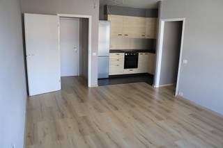 <p><strong>Plan je afspraak via www.living-stone.be</strong></p><p>Appartement gelegen nabij centrum Sint-Agatha-Berchem.</p><p>2e verdieping - lift aanwezig.</p><p>Het appartement omvat een inkomhal met vestiairekast, woonkamer met open keuken, 1 slaapkamer en een badkamer met douche</p><p>EPC: 146kWh/m² en 29kg Co²/ jaar. Maandelijkse provisie <strong>€150</strong> voor water, verwarming en onderhoud gemene delen.</p><p><strong>Beschikbaar vanaf 01/12/2026</strong></p>