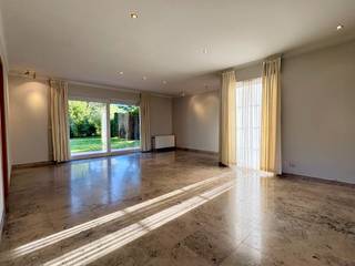 Alleenstaande woning te huur in Beveren-Leie<br /><br />Bij het binnenkomen kom je in de lichtrijke leefruimte, waar de eigenaar nog een pelletkachel zal installeren. Aansluitend bevindt zich de ruime keuken, met daarnaast een praktische berging.<br /><br />Verder beschikt de woning over een extra bergruimte met aansluiting voor de wasmachine, een garage en een apart gastentoilet.<br /><br />Op de eerste verdieping bevinden zich drie slaapkamers, waarvan één met een kleine dressing. De badkamer is uitgerust met een dubbele lavabo, een toilet, een bad en een douche.<br /><br />Tot slot beschikt de woning nog over een zolder. <br /><br />Er is een ruime tuin aanwezig.