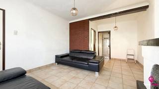 <p><span>Bij ImmoFusion 7/7 “open huis” : klik op onze 3D-TOUR.</span><br /><span>Ervaar vastgoed alsof je er zelf doorloopt!</span></p>
<p><span>Op zoek naar een ruime gezinswoning met veel lichtinval en tal van mogelijkheden? Dan is deze charmante woning zeker een bezoek waard. Met maar liefst vier volwaardige slaapkamers en een aangename leefruimte biedt deze woning alles wat een gezin nodig heeft om comfortabel te wonen. De goed onderhouden woning is rustig gelegen vlakbij winkels en openbaar vervoer. </span></p>
<p><span>Bij het betreden van de woning kom je terecht in de inkomhal die rechtstreeks toegang geeft tot de ruime leefruimte. Dankzij de grote raampartijen geniet de woonkamer van een aan natuurlijk licht. De aanwezige open haard vormt bovendien een gezellige meerwaarde.</span></p>
<p><span>Aansluitend bereik je de keuken, die geniet van een mooi zicht op de tuin. Naast de keuken is er voldoende ruimte voorzien voor een gezellige eetplaats.</span></p>
<p><span>Op de eerste verdieping bevinden zich drie ruime slaapkamers die stuk voor stuk genieten van veel natuurlijke lichtinval. Verder vind je hier de badkamer en een afzonderlijk toilet, wat het dagelijks comfort aanzienlijk verhoogt.</span></p>
<p><span>De tweede verdieping biedt plaats aan een vierde ruime slaapkamer. Deze extra kamer kan perfect dienst doen als master bedroom, hobbyruimte, bureau of speelkamer.</span></p>
<p><span>Buiten geniet je van een aangename tuin waar je in alle rust kan ontspannen. Waar je op het gezellig terras een leuke barbecue kan organiseren.</span></p>
<p><span>Dankzij de praktische indeling, de vier ruime slaapkamers en de lichtrijke leefruimtes vormt deze woning een uitstekende opportuniteit voor gezinnen die op zoek zijn naar ruimte, comfort en potentieel.</span></p>
<p><span>Pluspunten:<br /></span>- 4 volwaardige slaapkamers<br />- Ruime en lichtrijke leefruimte<br />- Gezellige open haard<br />- Keuken met zicht op de tuin<br />- Praktische gezinswoning<br />- Veel natuurlijk licht<br />- Ruime tweede verdieping<br />- Tal van mogelijkheden<br />- Ideaal voor gezinnen<br /><br /><span>Maatregelen opgenomen in het Maatregelenregister: nee</span></p>
<p><span>Voor een bezichtiging ter plaatse of meer info, bel ons op 078/78.78.70, of kom gewoon binnen op ons kantoor, steeds welkom!</span></p>