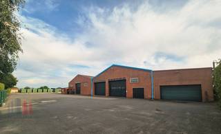 Functioneel magazijn met een oppervlakte van +/- 860 m² te huur. Uitermate goed gelegen langs de bedrijvige Staatsbaan (N35) met...