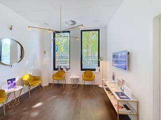 Deze hoogwaardige kantoor- of praktijkruimte te huur bevindt zich op het gelijkvloers van een modern, lichtrijk en stijlvol gebouw aan de Coupure...