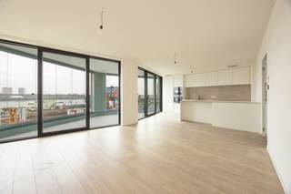 <strong>Projet résidentiel de prestige avec vue panoramique sur l'Escaut</strong><br /><br />R!VERT, faisant référence à l'imposante rivière De Schelde d'une part et à la façade verte que le projet aura d'autre part. Avec 21 appartements et 3 penthouses, répartis sur neuf étages, ce nouveau projet sur les quais est le nouveau complexe résidentiel à Anvers.<br /><br />L'ambition ? Mettre les points sur le i. Fini avec des matériaux de la plus haute qualité, soignés dans les moindres détails, et ce également en utilisant des matériaux durables.<br /><br />En plus de l'espace commercial au rez-de-chaussée, ce projet de nouvelle construction sur le Van Meterenkaai compte 24 unités résidentielles. Chaque étage sera composé de deux spacieux appartements de deux chambres de 95 m² ou 110 m² et d'un appartement d'une chambre de 50 m², chacun avec de grandes terrasses et une vue panoramique.<br />La crème de la crème : aux deux derniers étages, trois impressionnants penthouses en duplex d'une superficie de 200 m² pour les deux grandes entités et 100 m² pour la plus petite. Et là aussi les sublimes terrasses ne manqueront pas.<br /><br />Situé sur l'Escaut sur le Van Meterenkaai, à pied du MAS et des hauts lieux culinaires, à vélo le long des quais, vous vivez ici au hotspot d'Anvers !<br />Également à proximité des principales artères.<br /><br /><strong>Bref, vivre sans soucis dans un luxe sans fin où tous les appartements, sans exception, ont vue sur l'eau.</strong><br /><br />Avons-nous éveillé votre intérêt ?<br />Contactez-nous pour plus d'informations ou une visite du site.