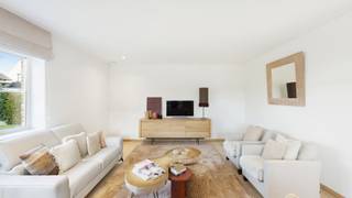 Alleenstaande villa gebouwd in 2024 en mooi gelegen in de residentiele villawijk achter de Charls te Knokke. Rustig en overal dichtbij. Alles...