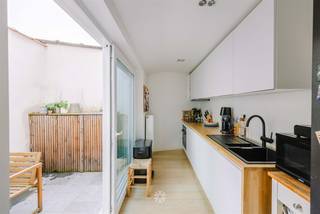 <p><span>LEDEBERG - Ready to move in town house with three bedrooms near Ghent</span></p><p><span> </span></p><p><span>Located at Langestraat 52 you will find this move-in ready renovated town house with three bedrooms and a nice outdoor space.</span></p><p><span>Thanks to its strategic location, you are a short distance from the center of Ghent, with a wide range of stores, schools and public transport within walking and biking distance, and easy access to the main approach roads.</span></p><p><span> </span></p><p><span>Some assets: </span></p><ul><li><span>Centrally located in Ledeberg, in the vicinity of public transport, connecting roads and the center of Ghent</span></li></ul><ul><li><span>Full bedrooms</span></li><li><span>Pleasant outside courtyard</span></li><li><span>Spacious bathroom with bathtub and shower</span></li><li><span>Ideal as an investment or for own occupation</span></li></ul><ul><li><span>EPC Label B, asbestos safe and compliant electricity</span></li></ul><ul><li><span>Thoroughly and qualitatively renovated</span></li></ul><p><span> </span></p><p><span>The layout is as follows:</span></p><p><span>The house welcomes you in a spacious and bright living space where cosiness and comfort are key. Thanks to the large windows, this space enjoys an abundance of natural light, creating a pleasant and warm atmosphere. Adjacent is the fully equipped kitchen with all necessary appliances and ample work and storage space. The kitchen and living space together form an open and harmonious whole, ideal for daily family life. From the living area you also have direct access to the cozy courtyard, where you can enjoy a moment outside in peace and quiet.</span></p><p><span>On the second floor there is a spacious bedroom with high ceilings, which provides an extra sense of space. Furthermore, here you will find a comfortable bathroom, equipped with both a shower and a bathtub. There are also connections for a washing machine and this floor has a separate guest toilet.</span></p><p><span>The second floor has two more full-fledged bedrooms, each with enough space for a bed, closet and desk. Of course, these rooms can also serve perfectly as a nursery, guest room or dressing room.</span></p><p><span>Finally, the house has a spacious attic floor that is accessible via a fixed staircase. This versatile space can be arranged completely as you wish as an extra bedroom, office, hobby room or playroom.</span></p><p><span>With its practical layout, pleasant light and surprisingly spacious living area, this property makes an ideal home for those looking for comfort and functionality.</span></p><p><span> </span></p><p><span> </span></p><p><span>Important: </span></p><p><span>Guide price: 449,000 EURO</span></p><p><span>EPC label:</span></p><p><span> </span></p><p><span>Curious about this property? Contact Axel Lenaerts Makelaars for a site visit: <span>zoe@axellenaerts.be</span></span><span> or 09 245 24 24</span></p>