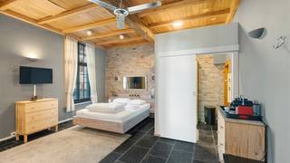 <p>Het pand vindt z’n oorsprong in de jaren 1600 en werd heropgebouwd én steeds gerenoveerd met authentieke materialen.</p>
<p>Vandaag is het pand vergund als vakantiewoning met verschillende units. Daarnaast is ook zowel een horecafunctie als een woonfunctie mogelijk. Kortom, de grote bruikbare vloeroppervlakte van 335m² zorgt ervoor dat u dit pand polyvalent kunt gebruiken.</p>
<p>Indeling: <br />Kelder: apart te bereiken via de straat. <br />Gelijkvloers: 2 verhuurklare vakantie-units.<br />Eerste, tweede en derde verdieping: privé woning met talrijke karakterelementen.</p>
<p>Vanuit de talrijke ramen geniet u vooraan van het zicht op de markt van Damme. Aan de zuidkant zorgt het terras ervoor dat u er doorheen de dag van de zon kunt genieten.</p>
<p>Van dit unieke pand uw nieuwe thuis maken?</p>
<p>Contacteer Bonne Vastgoed 7 op 7 via 0468/10.40.40 of info@bonnevastgoed voor meer info.</p>
