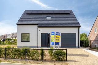 OPEN KIJKMOMENT ZATERDAG 19/09 VAN 12:00 TOT 13:00<br /><br />immo DAVID stelt voor: energiezuinige nieuwbouwwoning met 4 slaapkamers in Mazenzele (Opwijk), waar hedendaagse architectuur, ruimte en duurzaamheid perfect samenkomen. <br />Gelegen op een perceel van ca. 554 m² geniet u van een rustige, groene omgeving met een uitstekende bereikbaarheid naar Brussel, Aalst en Dendermonde.<br /><br />De woning biedt ca. 245 m² bewoonbare oppervlakte en omvat een lichtrijke leefruimte met open keuken, berging, inpandige garage en een zuidgerichte tuin met terras. Op de verdieping bevinden zich vier volwaardige slaapkamers, twee badkamers en een aparte berging. De geïsoleerde zolder van ca. 40 m² biedt extra opbergruimte.<br /><br />Dankzij de warmtepomp met vloerverwarming en koeling, zonnepanelen, ventilatiesysteem D met warmterecuperatie, regenwaterrecuperatie en hoogwaardige isolatie behaalt de woning een E-peil van maximaal 20, wat zorgt voor optimaal wooncomfort en bijzonder lage energiekosten.<br /><br />Verkoopprijs: € 569.055 exclusief registratierechten, btw, notariskosten en aansluitingskosten.<br /><br />Interesse? Contacteer Immo DAVID voor meer informatie over dit prachtige nieuwbouwproject.
